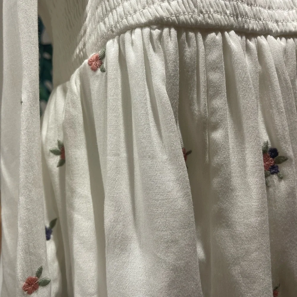 ❣️💕Torrid White Floral Smocked On/Off Shoulder Blouse💗🌹 - Picture 3 of 9